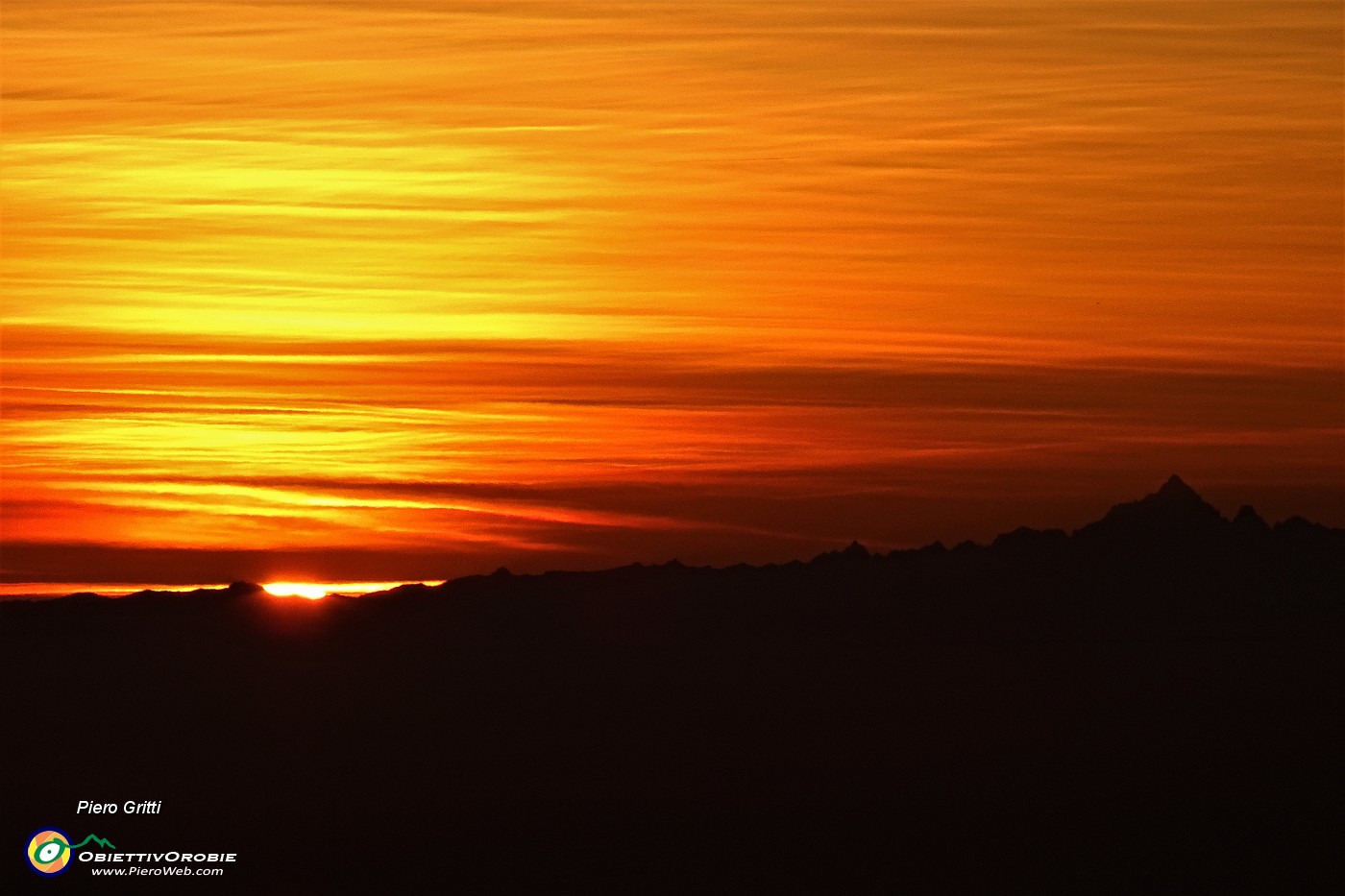 69 Il sole scende all'orizzonte accanto asl Monviso.JPG